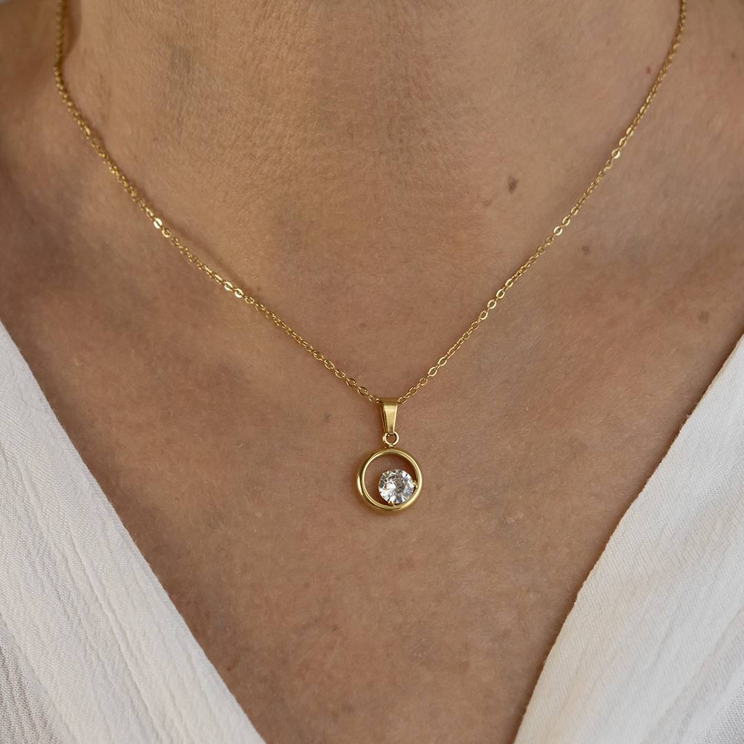 Naszyjnik z okrągłą zawieszką z cyrkonią