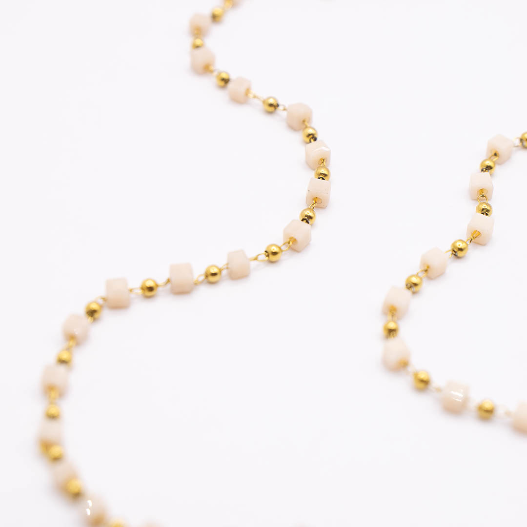 Naszyjnik z beżowymi koralikami pozłacany ze stali