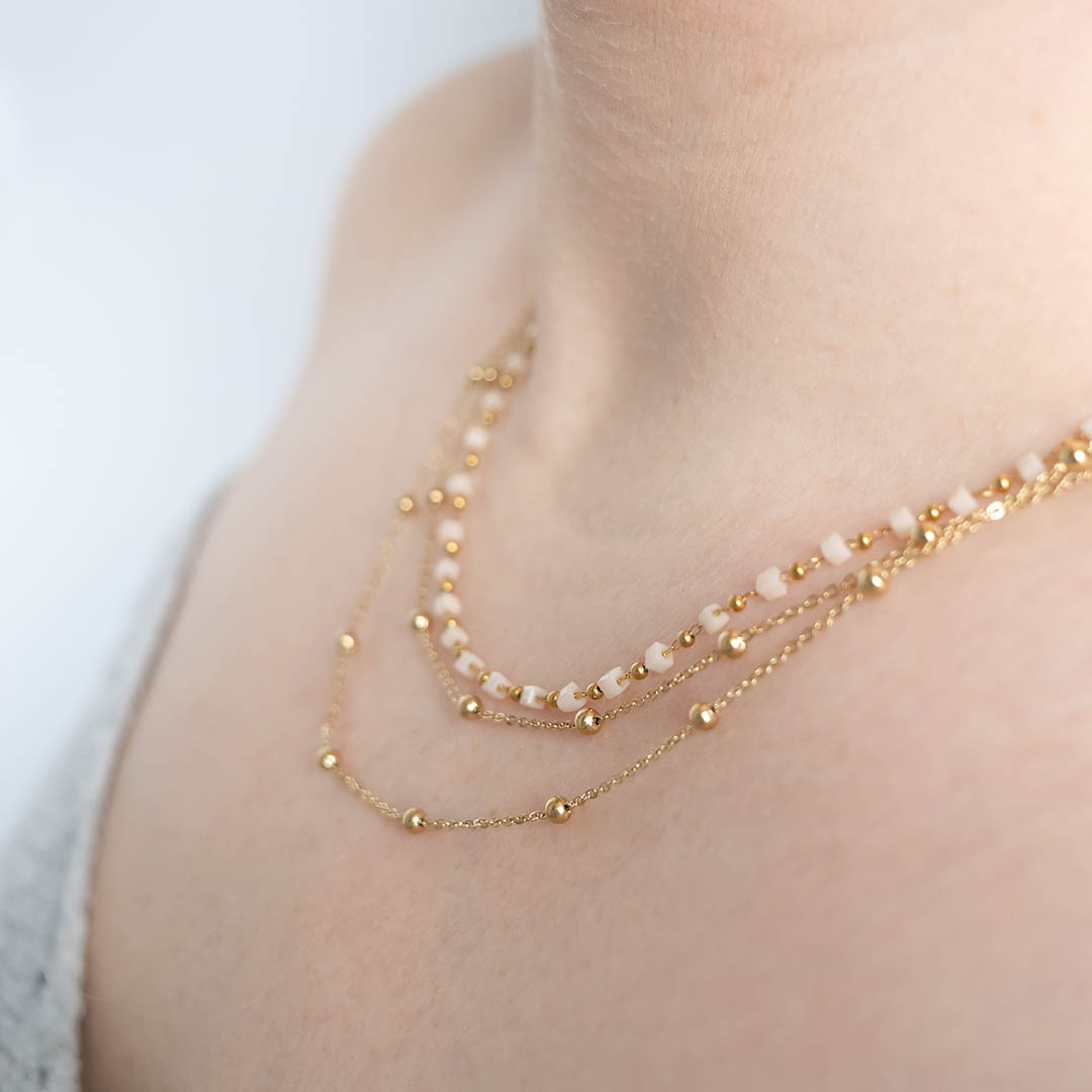 Naszyjnik z beżowymi koralikami pozłacany ze stali