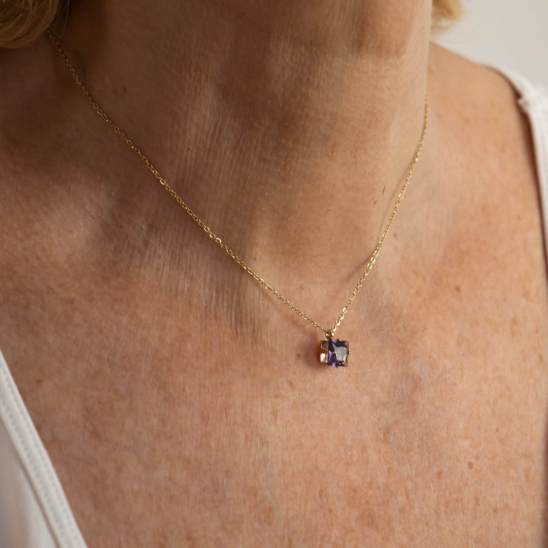 Złoty naszyjnik z fioletową cyrkonią