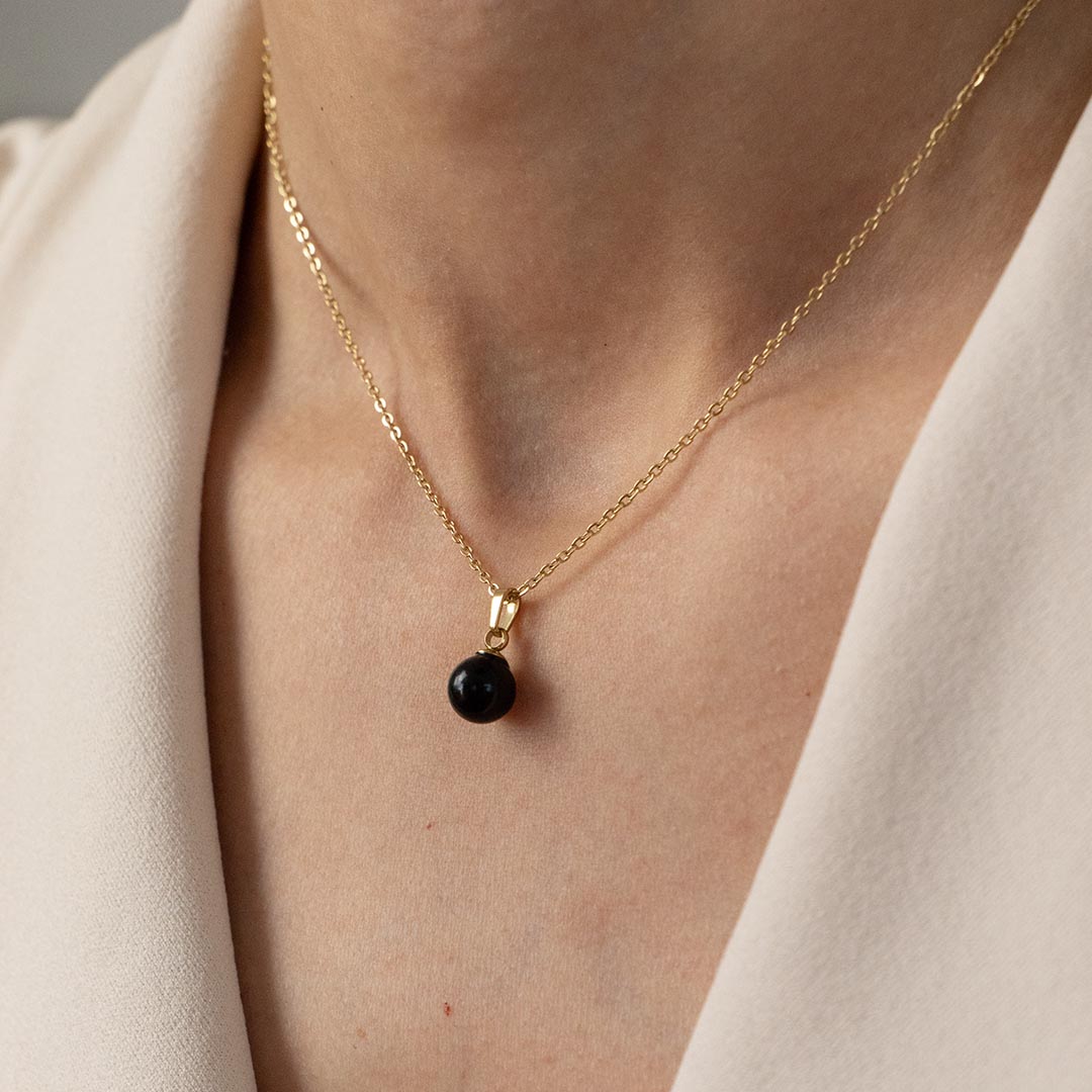 Klasyczny naszyjnik z czarną kulką
