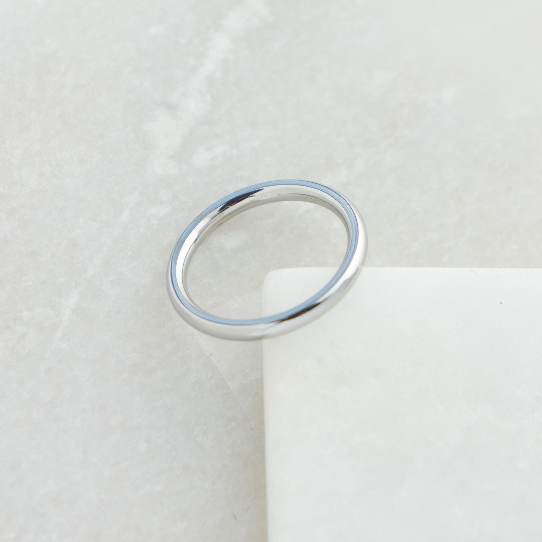 Gładki pierścionek bez zdobień typu obrączka stal chirurgiczna