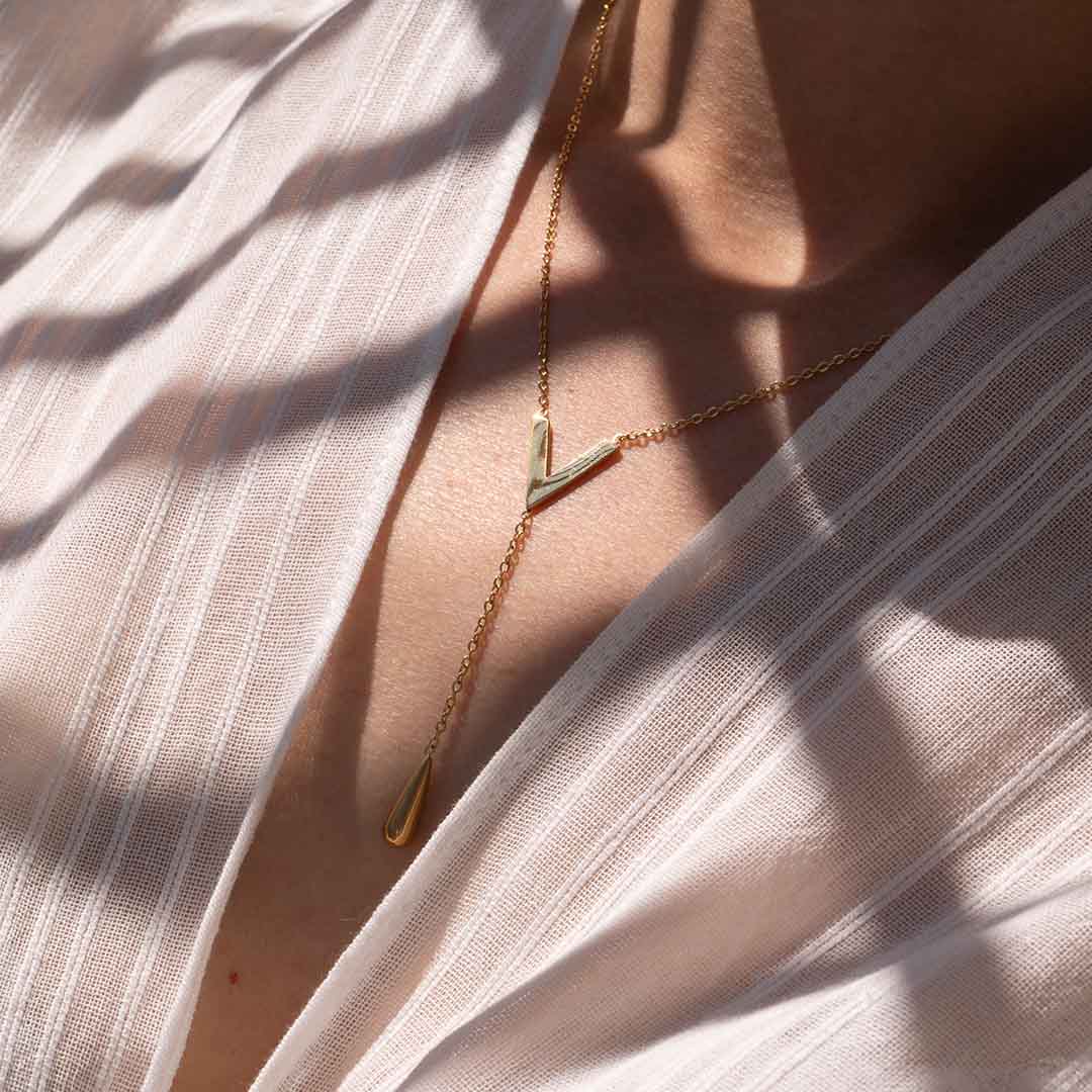 Naszyjnik z krawatką i zawieszką V-ką stal chirurgiczna