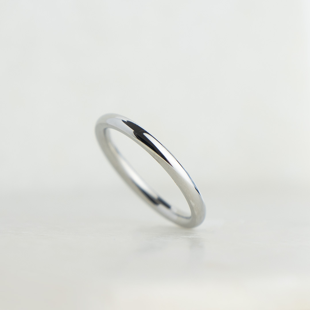 Gładki pierścionek bez zdobień typu obrączka stal chirurgiczna