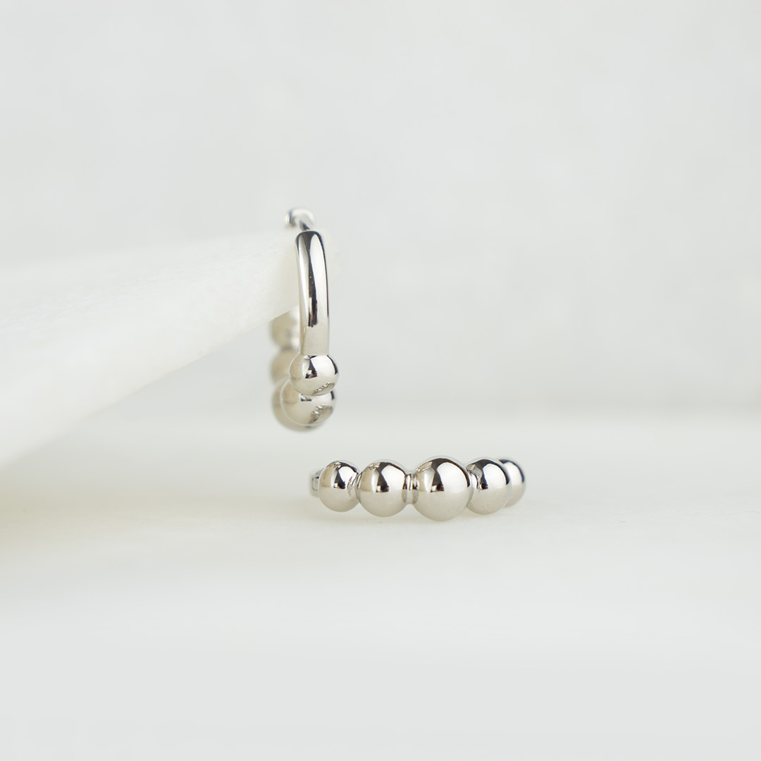 Drobne kolczyki kółka z kuleczkami