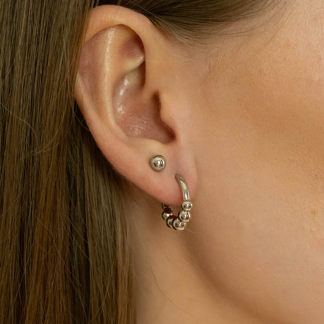 Drobne kolczyki kółka z kuleczkami