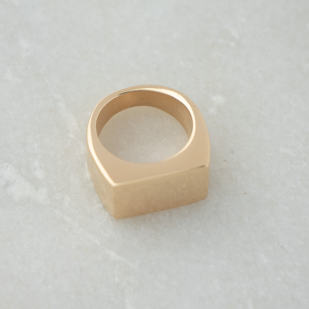 Pierścionek - sygnet pozłacany, stalowy, połyskujący na różowo