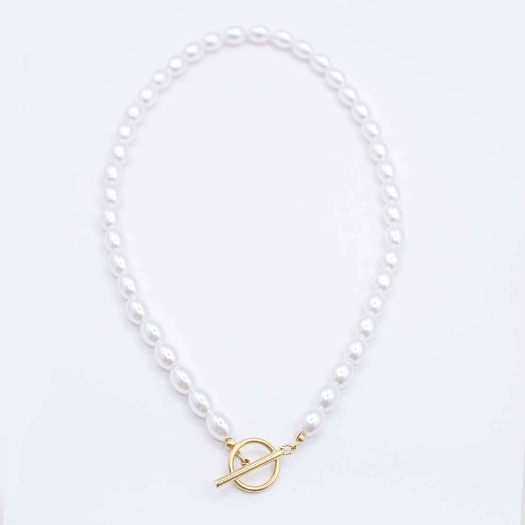 Naszyjnik perełkowymi koralikami