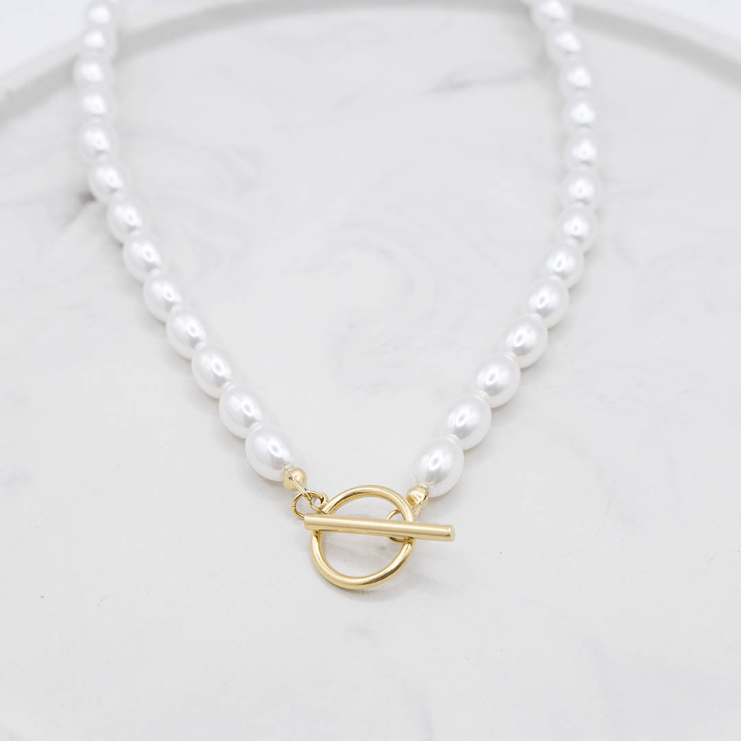 Naszyjnik perełkowymi koralikami