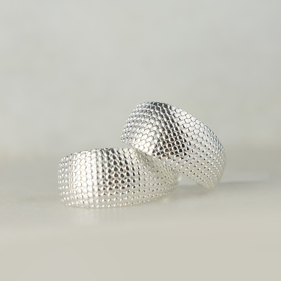 Matowe kolczyki z tłoczeniem