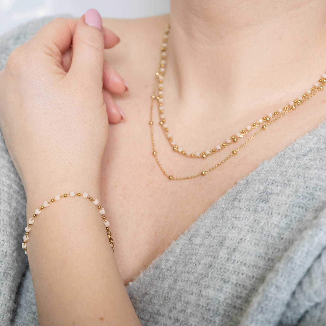 Bransoletka z beżowymi koralikami pozłacana ze stali