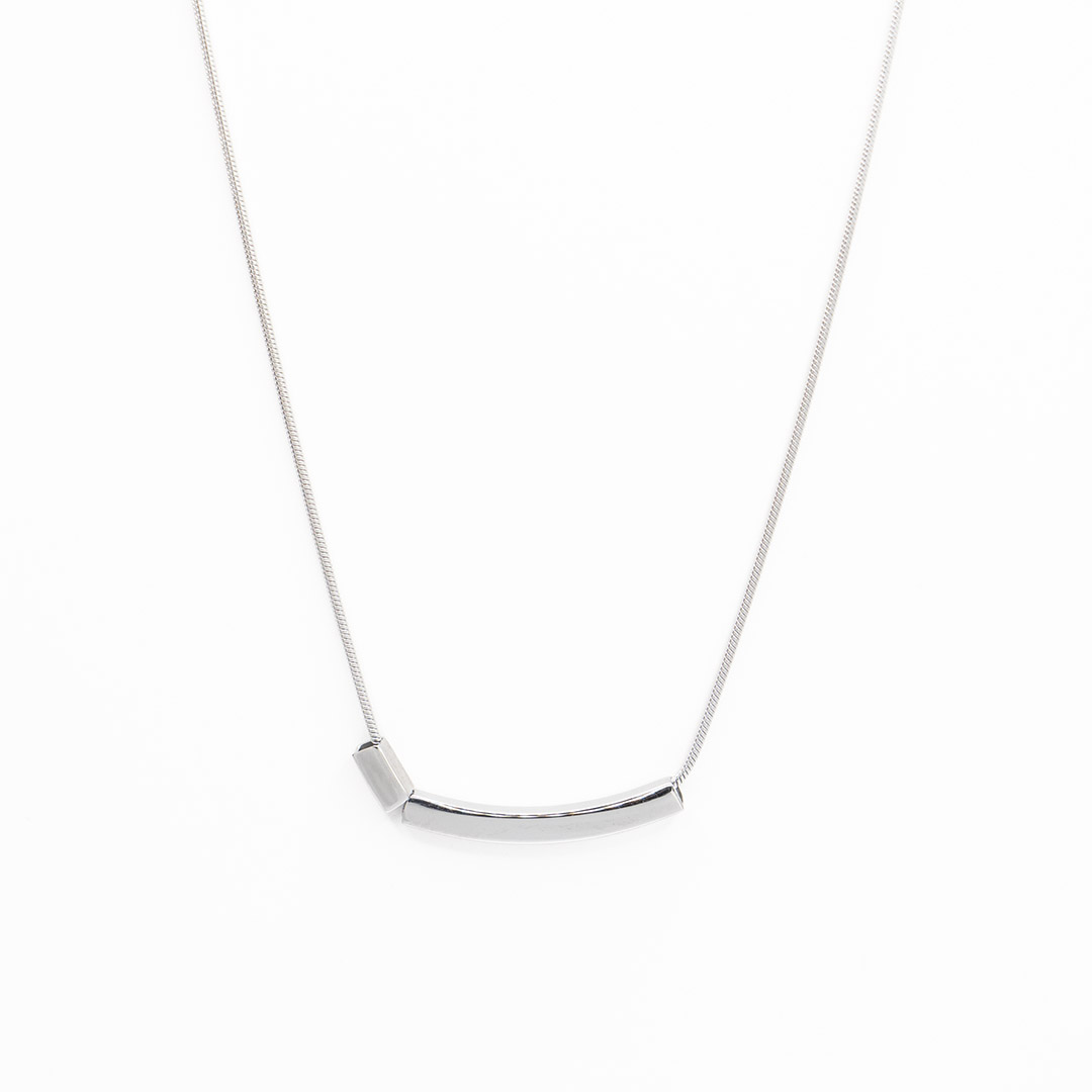 Elegancki i nowoczesny naszyjnik ze stali nierdzewnej