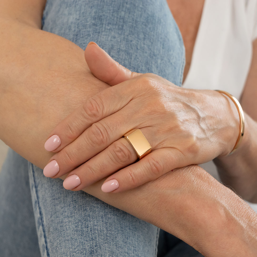 Pierścionek - sygnet pozłacany, stalowy, połyskujący na różowo