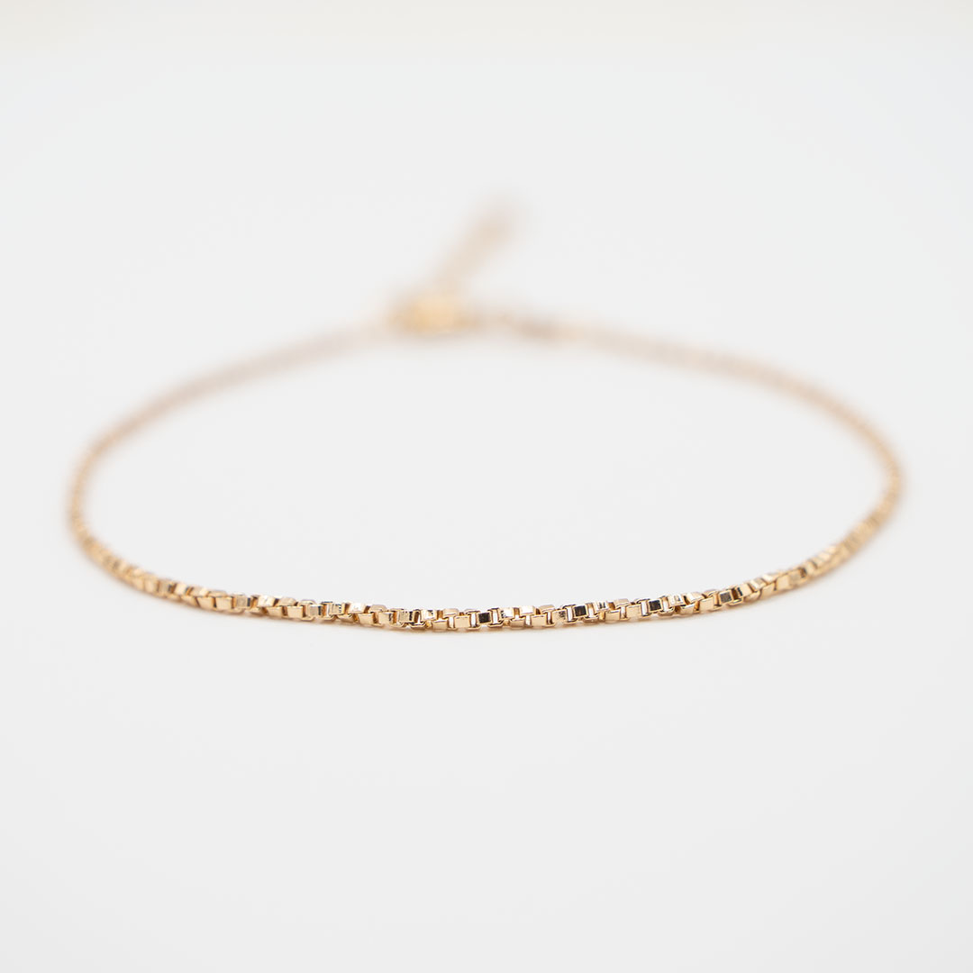 Cienka bransoletka połyskująca na różowo