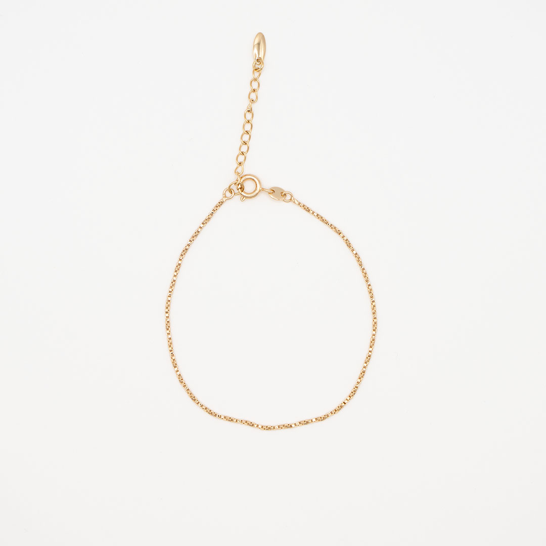 Cienka bransoletka połyskująca na różowo