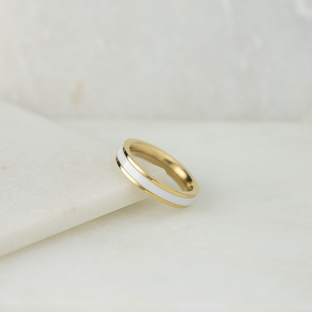 Gruby pozłacany pierścionek ze stali z ceramicznym zdobieniem