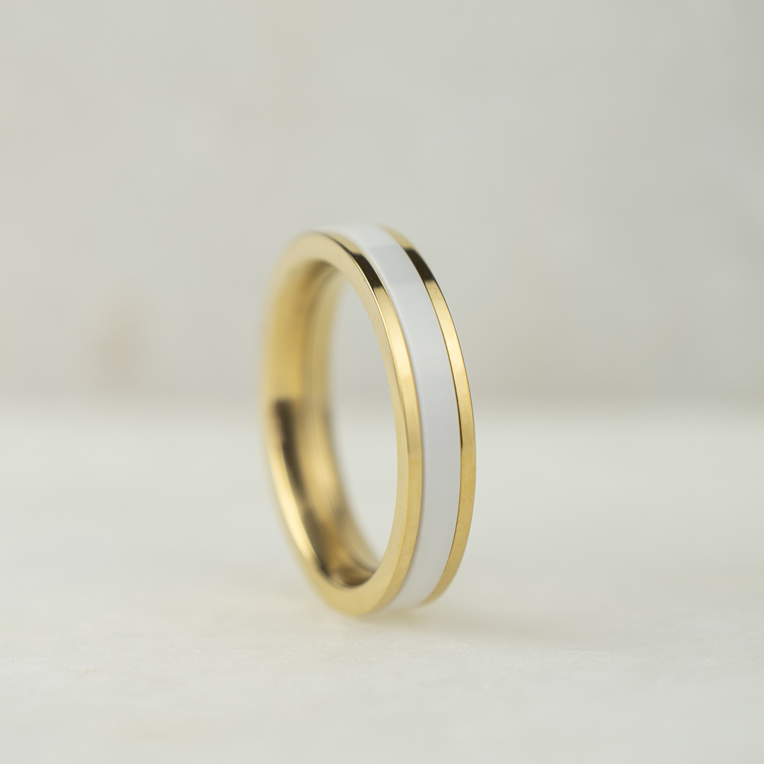 Gruby pozłacany pierścionek ze stali z ceramicznym zdobieniem