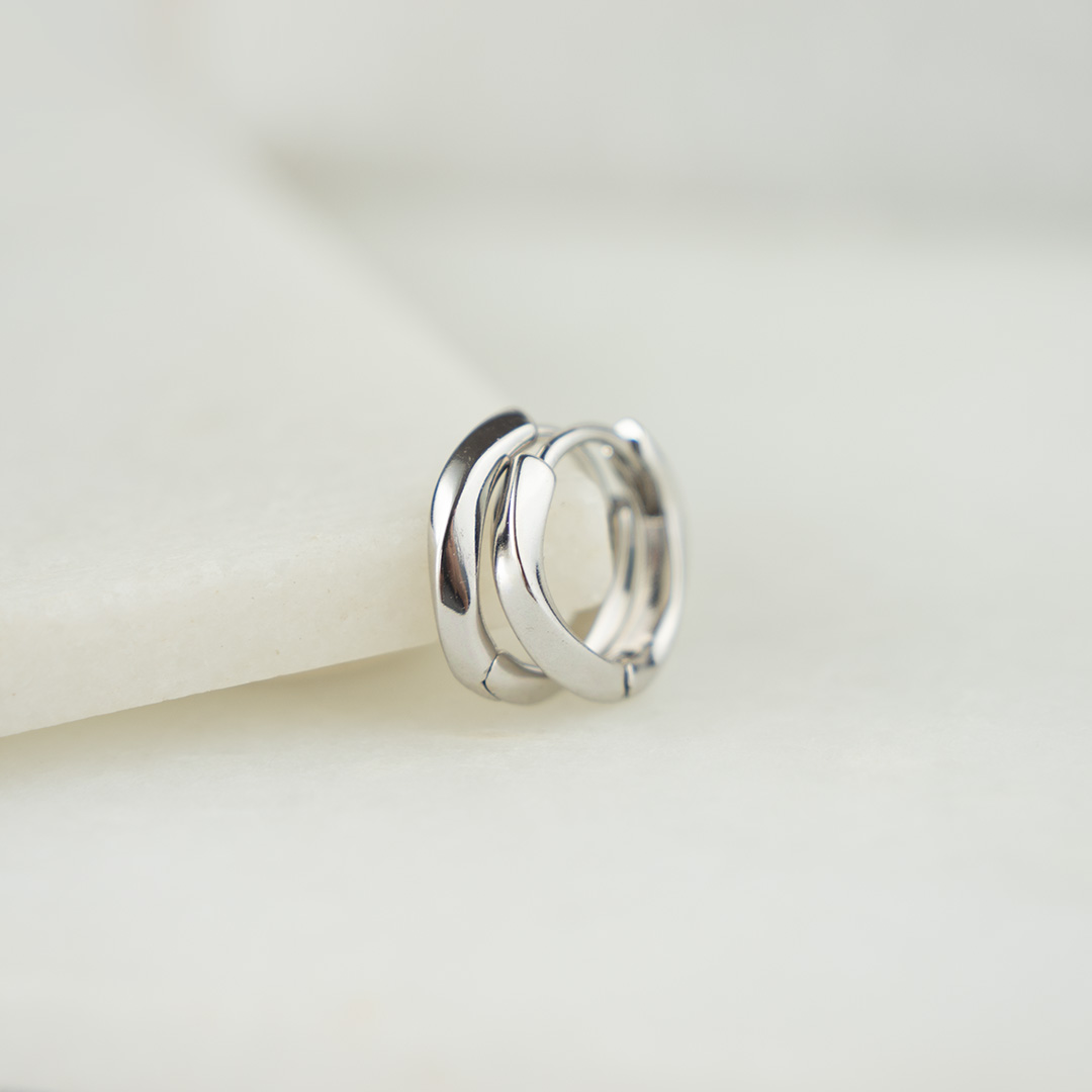 Drobne kolczyki skręcone kółeczka