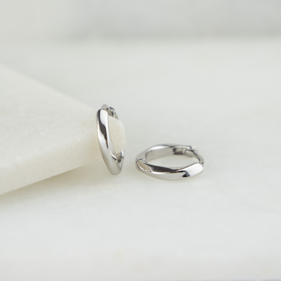 Drobne kolczyki skręcone kółeczka