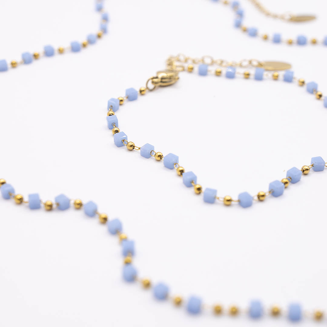 Bransoletka z niebieskimi koralikami pozłacana stal chirurgiczna