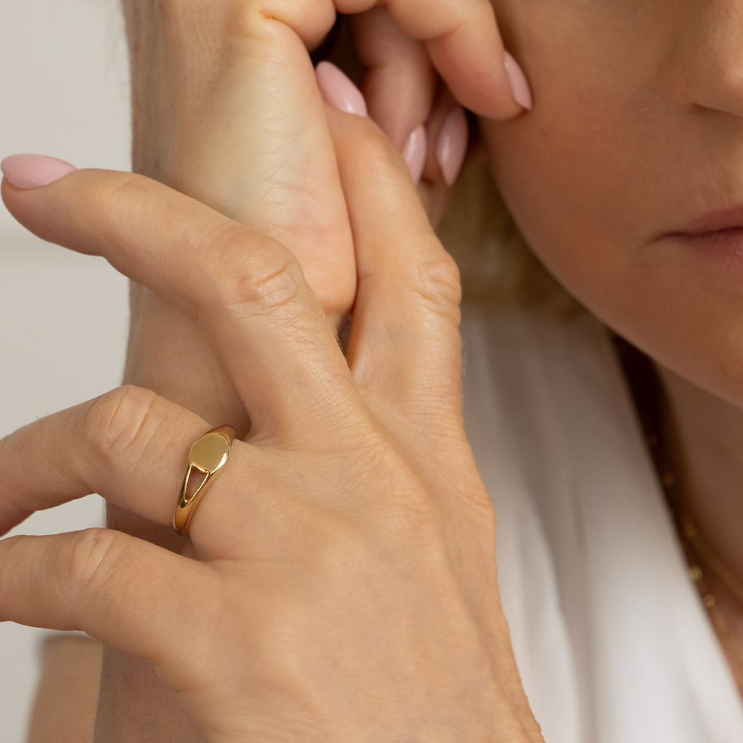 Pozłacany pierścionek z płaskim oczkiem ze stali - nowoczesna klasyka