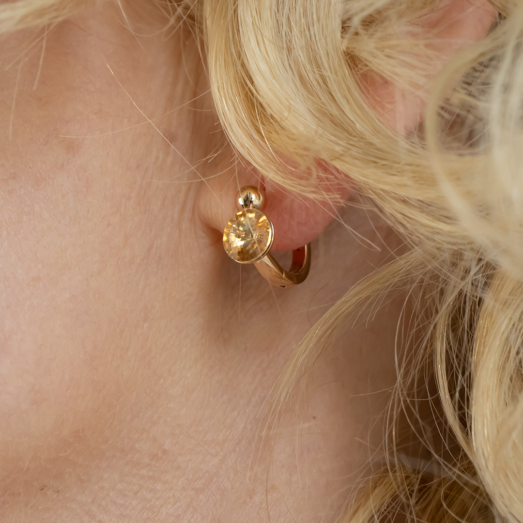 Drobne kolczyki z błyszczącą cyrkonią