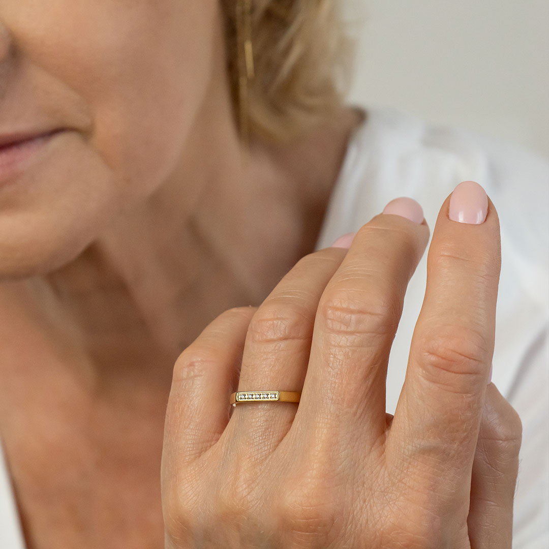 Elegancki pierścionek z cyrkoniami stal szlachetna