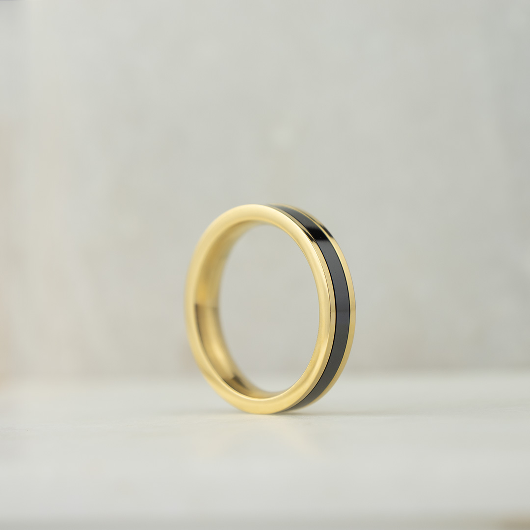 Pierścionek z ceramicznym, czarnym zdobieniem stal szlachetna