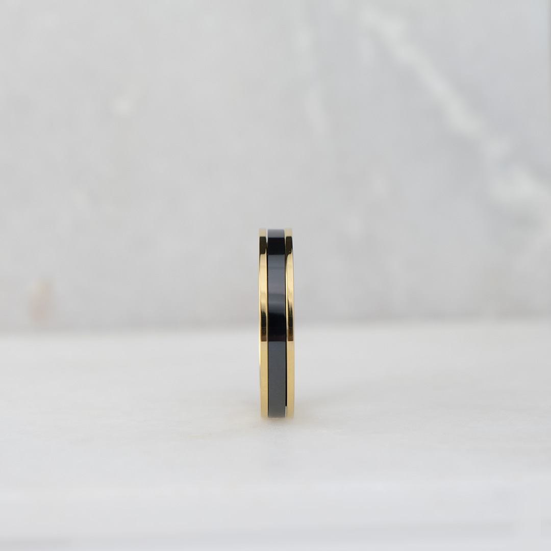 Pierścionek z ceramicznym, czarnym zdobieniem stal szlachetna