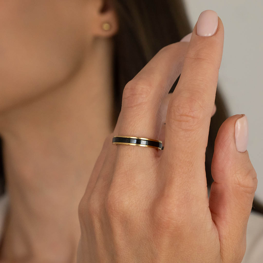 Pierścionek z ceramicznym, czarnym zdobieniem stal szlachetna