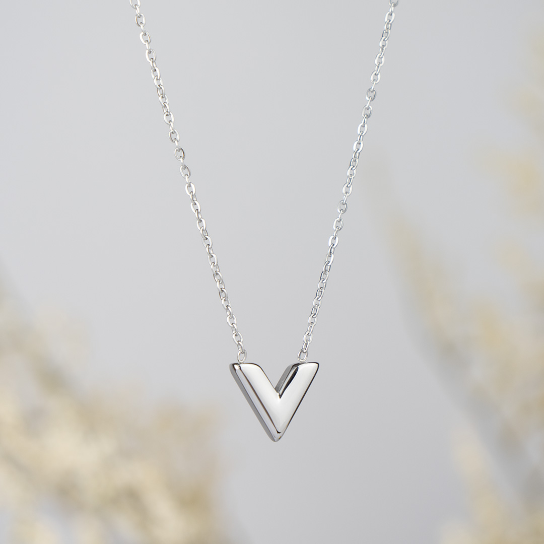 srebrny Naszyjnik z zawieszką V stal chirurgiczna
