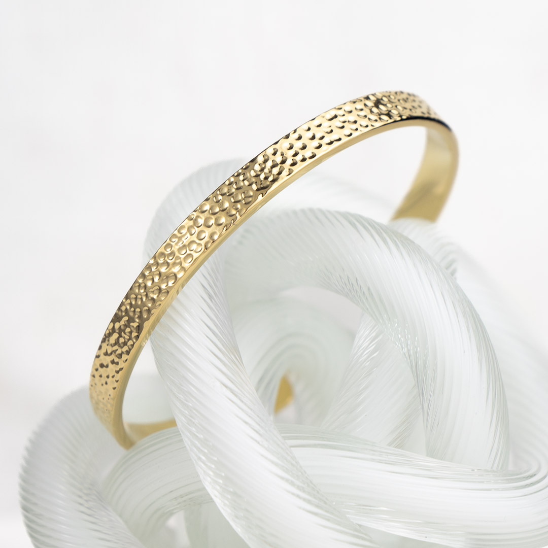 Sztywna bransoletka podkowa z tłoczonym wzorem, młotkowana, stal szlachetna