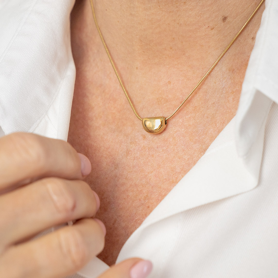 Elegancki naszyjnik z owalną zawieszką 