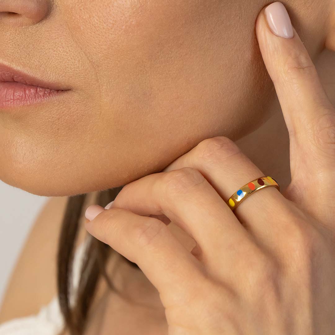 Pozłacany pierścionek ze stali z kolorową emalią