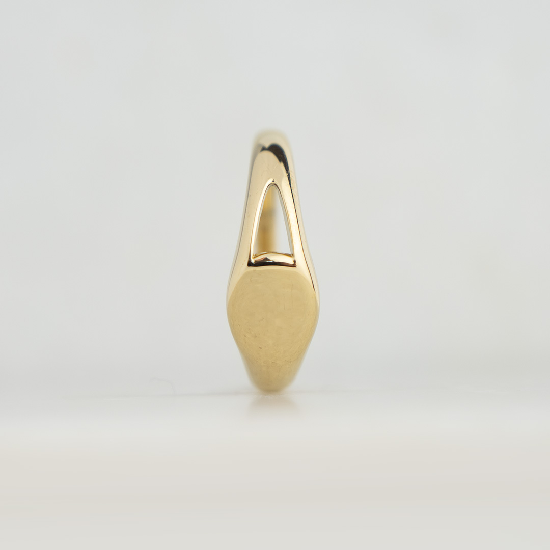 Pozłacany pierścionek z płaskim oczkiem ze stali - nowoczesna klasyka