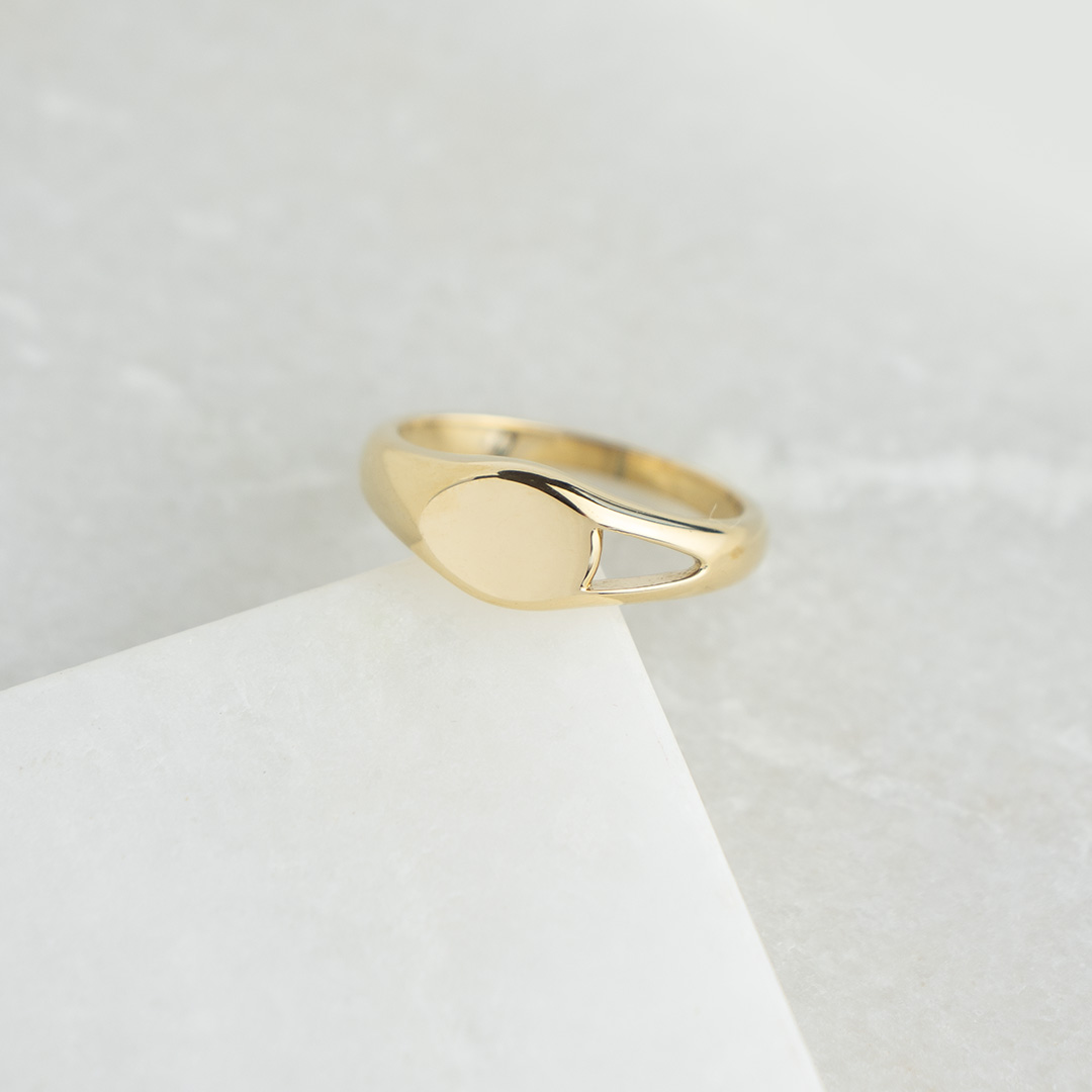 Pozłacany pierścionek z płaskim oczkiem ze stali - nowoczesna klasyka