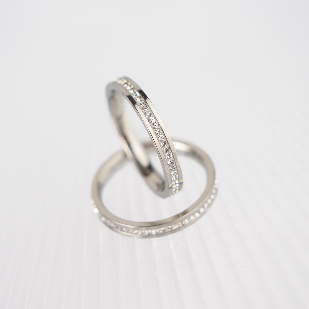 Cienki pierścionek z cyrkoniami  stal chirurgiczna