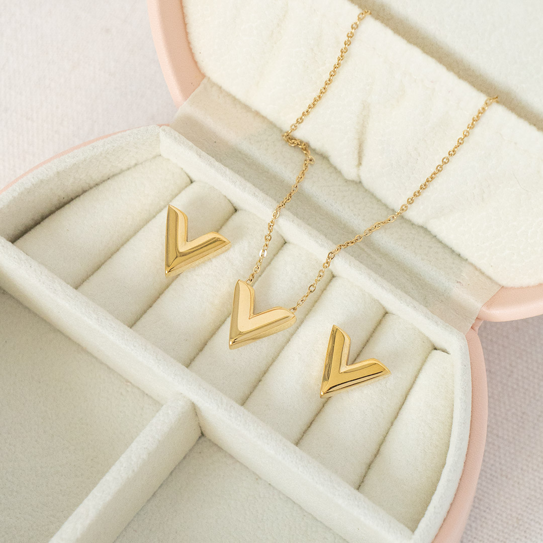 Pozłacany naszyjnik i kolczyki ze stali chirurgicznej literka V