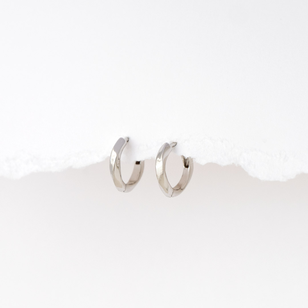 Drobne kolczyki skręcone kółeczka