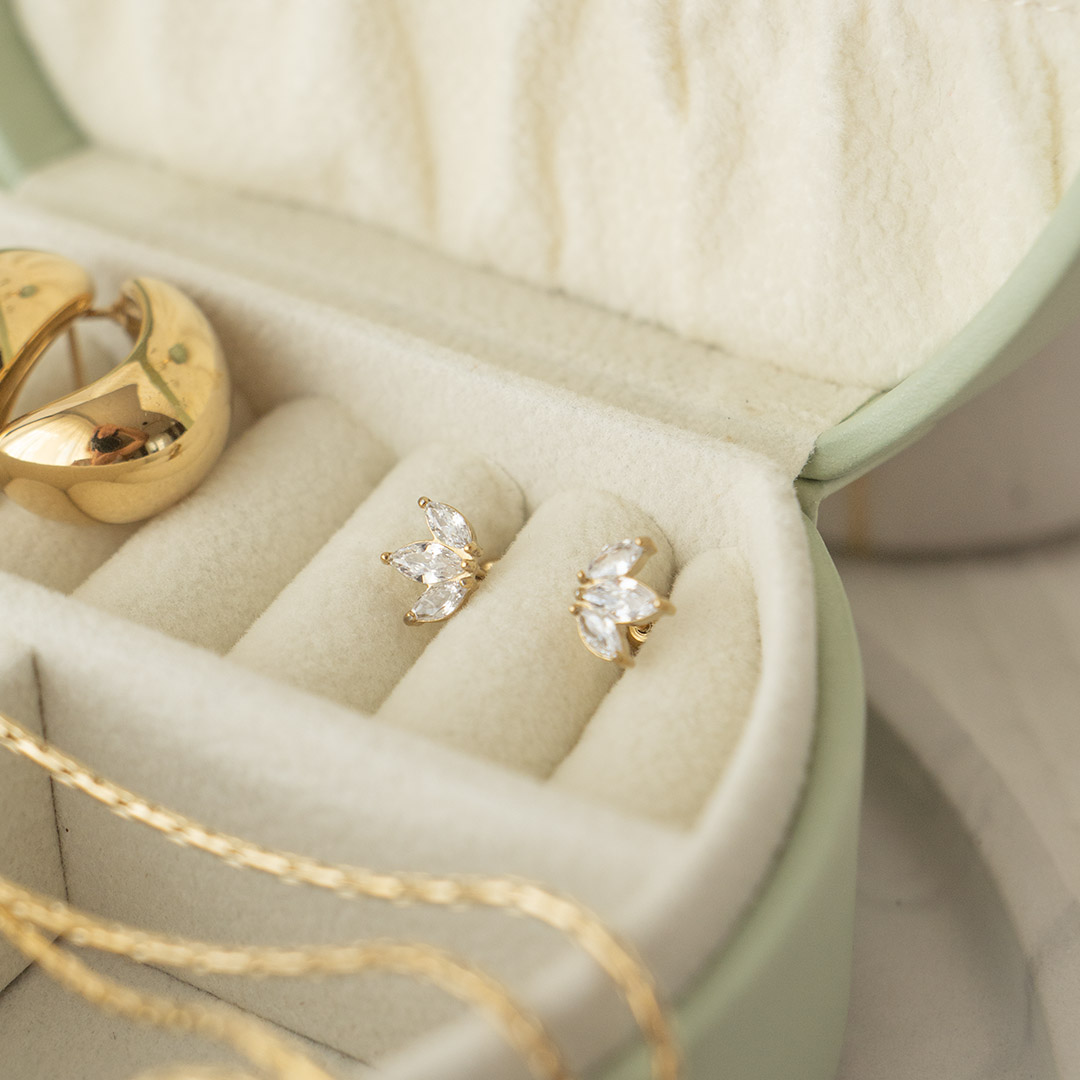 Drobne kolczyki z cyrkoniami piercing