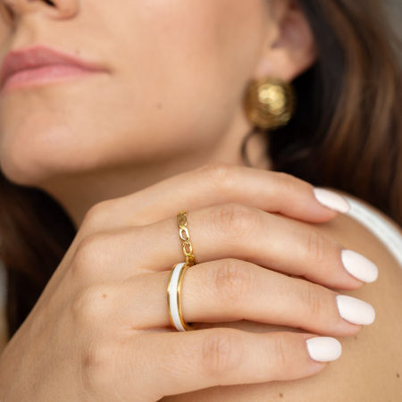 Pierścionek z białym ceramicznym zdobieniem