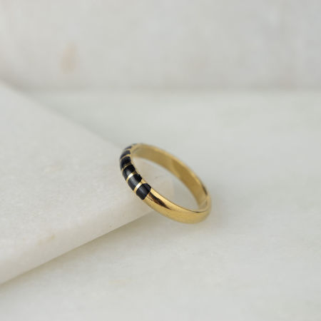 Pierścionek z czarną emalią