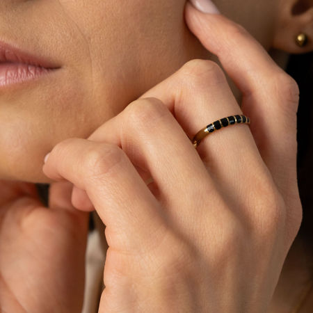 Pierścionek z czarną emalią