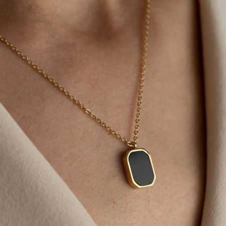 Naszyjnik z czarną zawieszką medalik