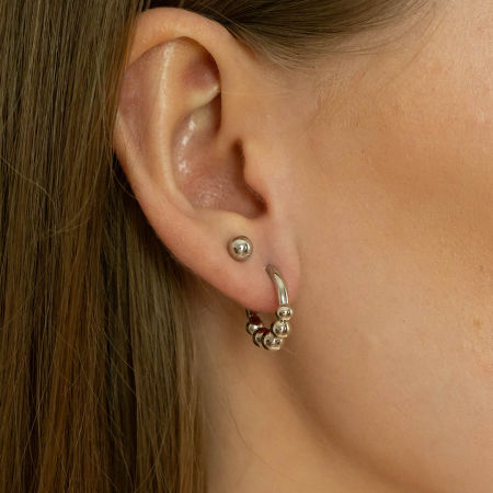 Drobne kolczyki koła z kuleczkami