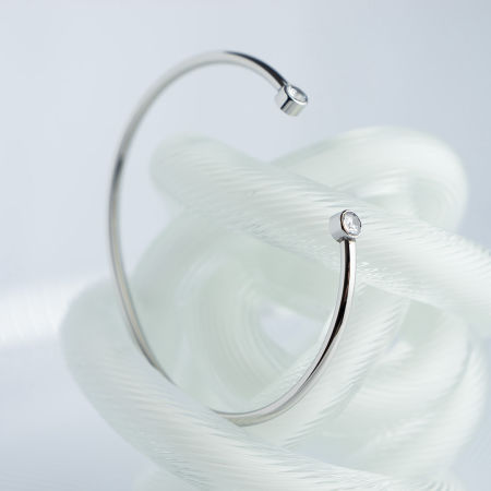 Sztywna bransoletka z cyrkoniami