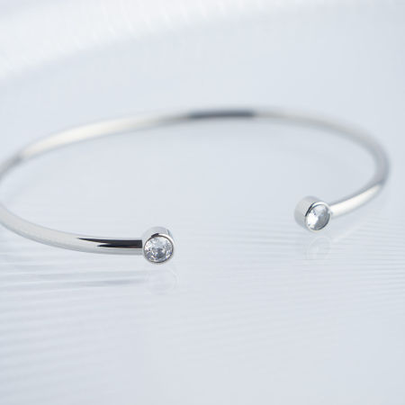 Sztywna bransoletka z cyrkoniami