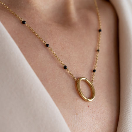 Naszyjnik z okrągłą zawieszką i czarnymi koralikami