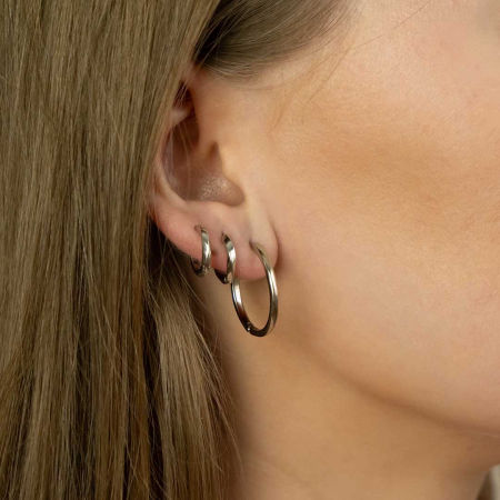 Drobne kolczyki skręcone kółka