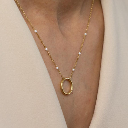 Naszyjnik z okrągłą zawieszką i białymi koralikami